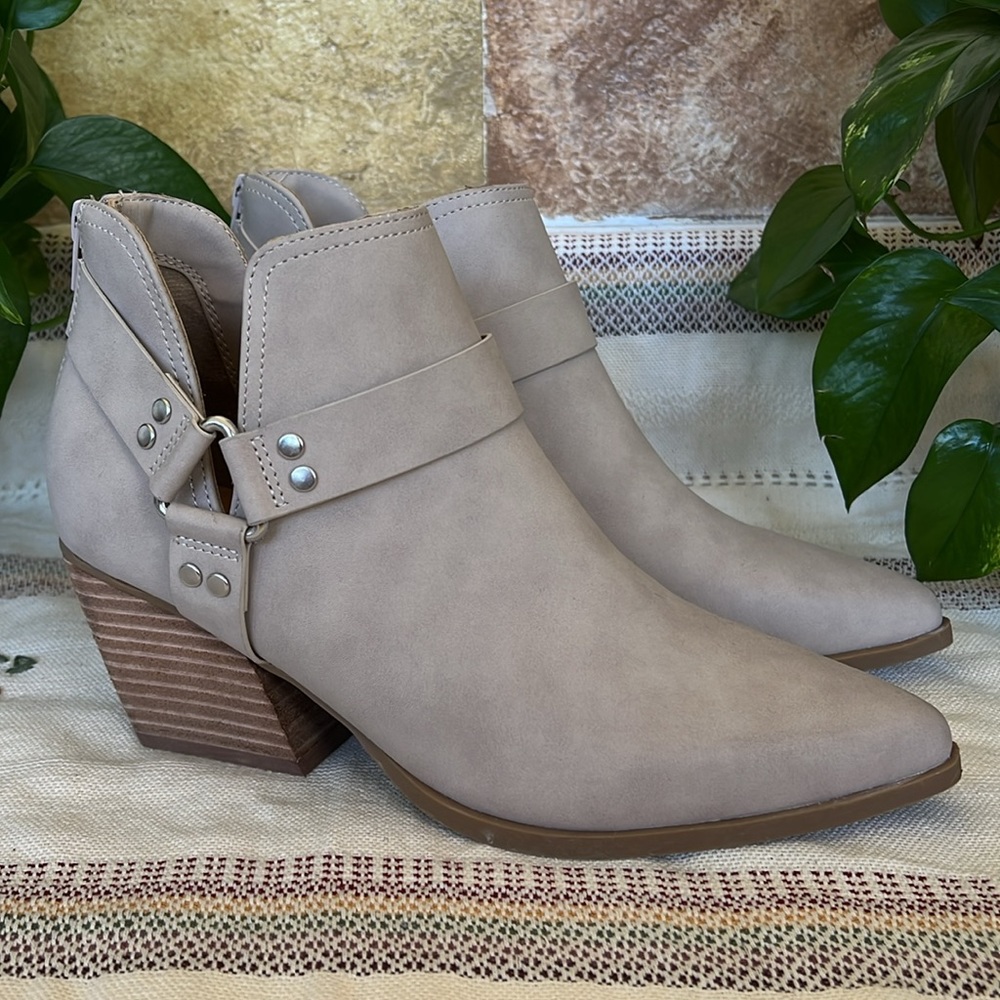 DV Dolce Vita Women’s Kramer Buckle Harness Cut-Out Taupe Ankle Heel Boots, 8.5 - Picture 3 of 17